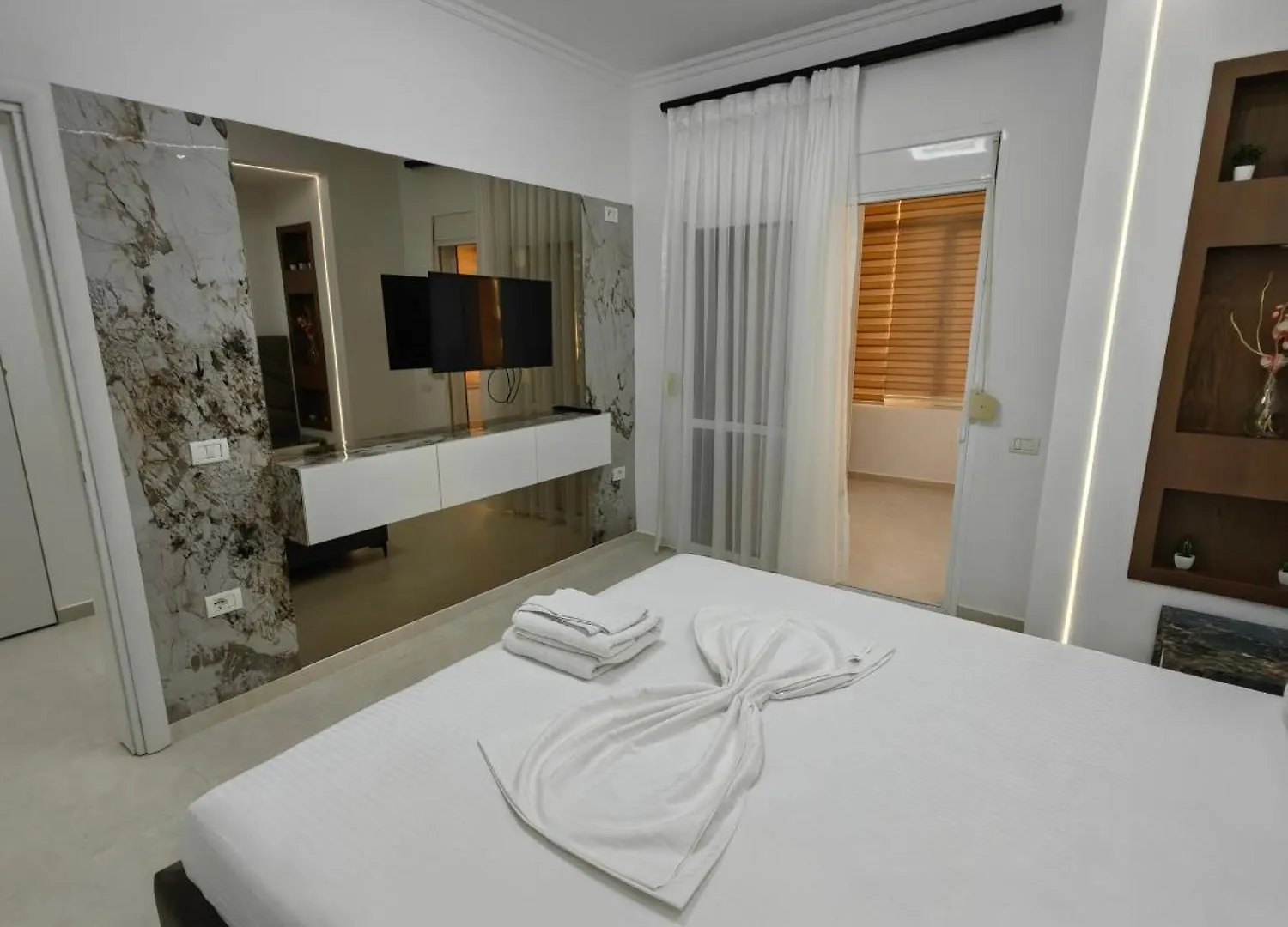 Lungomare Luxury Sea View Apartaments Vlorë アパート